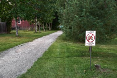 Ayer's Cliff, Quebec, Kanada 8 Eylül 2018: Bir parkın bahçesinde köpek kakası işareti yok, kopya alanı
