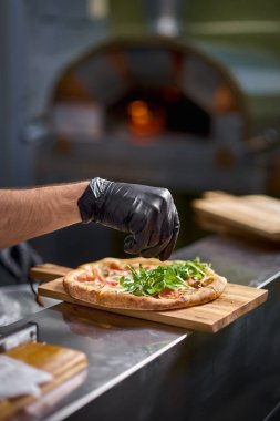 Şef pazarda fırında pişmiş focaccia ekmek pizza hazırlar