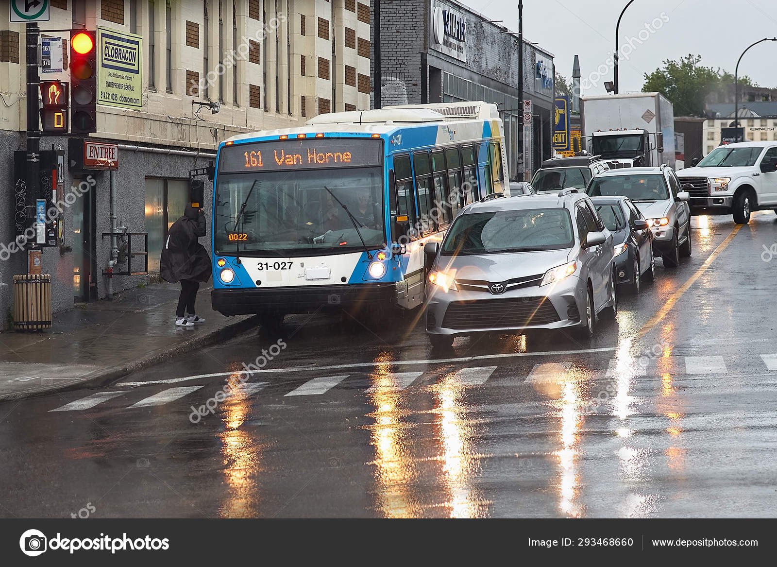 Montréal, Canada - Le 21 septembre 2018 : Sous la pluie, un type attend à  un arrêt d'autobus public pour prendre un autobus à Montréal, Québec,  Canada. Usage rédactionnel — Photo éditoriale © izik_md #293468660
