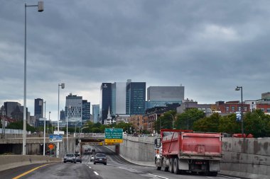 Montreal, Kanada - 21 Eylül 2018: Montreal, Quebec, Kanada'daki Victoria Köprüsü yönünü gösteren otoyol yol tabelası. Editoryal kullanım