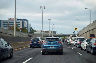 Montreal, Kanada - 21 Eylül 2018: Montreal 40 Montreal otoyolundaki trafik sıkışıklığı, montreal sürücüleri şehrin etrafında gidip gelen trafik baş ağrılarından paylarını almalı.