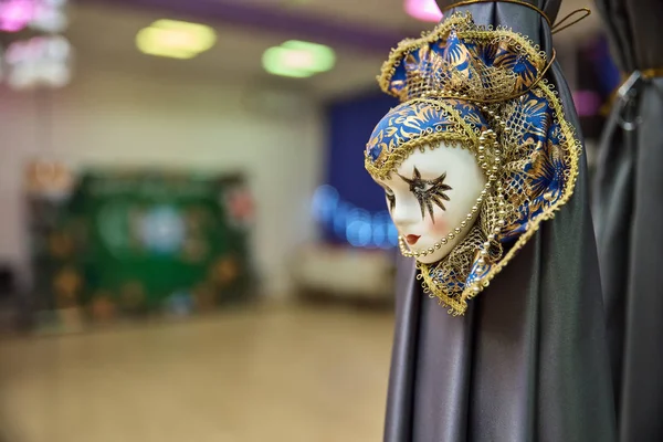 Mooie carnaval masker opknoping als decoratie in een kamer — Stockfoto