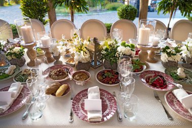 Bir restoranda açık hava düğün kutlama. Ayarlama, catering Festival tablo. Rustik tarzı düğün yaz, bir masada güzel küçük buketleri.