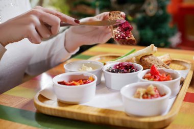 kız çeşitli aperatifler, vejetaryen gıda patlıcan kırmızı biber ve fasulye rustik ahşap masada pişmiş yiyor. Geleneksel Rus veya Moldavya, Romen veya Ukrayna yemekleri