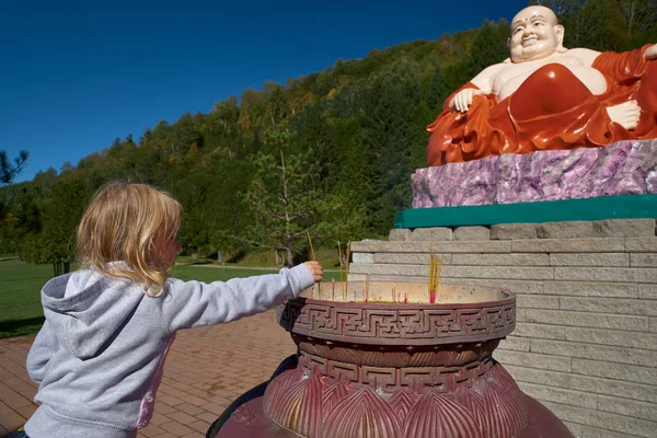 Harrington, qc, canada - 23. September 2018: In einem buddhistischen Tempel zündeten Touristen Räucherstäbchen als Zeichen des Respekts an. Touristen im buddhistischen Tempel tam bao son — Stockfoto