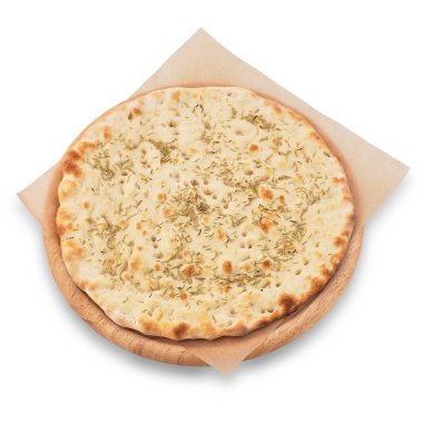 beyaz arka plan üzerinde izole biberiye ile gevrek focaccia.