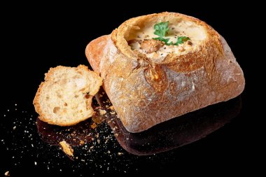 Kremalı çorba mantar kremaçorbası, ekmek kasesinde servis, lezzetli yemekler