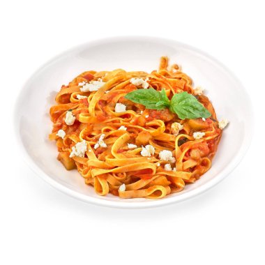 Beyaz bir arka plan Izole üzerinde taze fesleğen yaprakları ve peynir ile lezzetli İtalyan spagetti makarna Heaped plaka