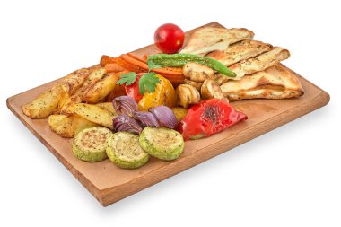 ahşap bir tepsiüzerinde ızgara sebze. Pişmiş sebzeler, Beyaz arka plan, üst görünüm, kopyalama alanı