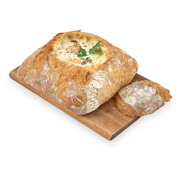 Sahnesuppe aus Pilzcremesuppe, serviert in Brotschüssel, leckeres Essen — Stockfoto