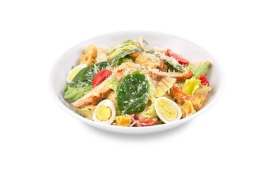 Tavuk, domates, beyaz arka planda kase de yumurta ve peynir parmesan ile lezzetli iştah açıcı taze salata Sezar. Yukarıdan görüntüle.