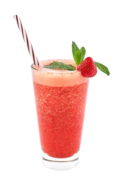 Glas frischer Erdbeercocktail und Erdbeeren isoliert auf weiß lizenzfreie Stockfotos
