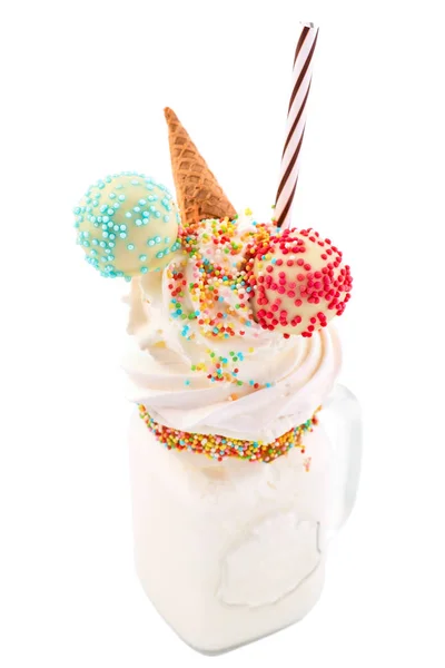 Melk monster shakes of freak Shake. Grote gekke milkshake of Freakshake met traktaties en snoep mix. Zoete drank dessert collectie in een bril — Stockfoto