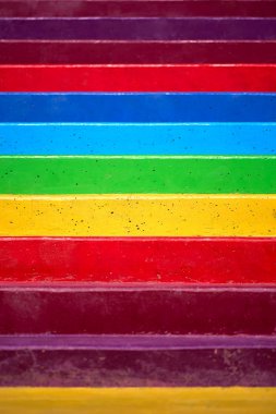 Yakın, gökkuşağının parlak renklerde merdiven. Gurur ve özgürlük bayrağı. Adım -ları