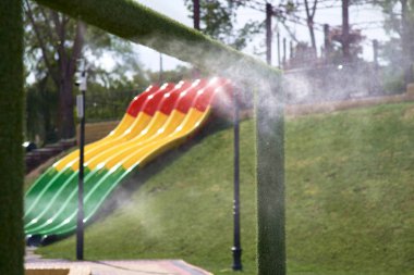 Sıcak havada açık hava kliması. Su parkındaki sokak kapısı iklimi kontrolü. Aerosol su püskürtüyor, soğutucu su püskürtüyor. Havalandırma başlığı