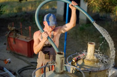 Benzin istasyonundaki tankların kalibrasyonu üzerine teknik çalışmalar. Yakıt ikmali. Benzin istasyonu. Benzin. Benzin..