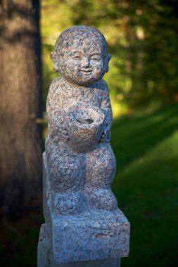 Harrington, Qc, Kanada - 23 Eylül 2018: Budist tapınağının bölgesinde küçük komik mermer heykelcikler. Her heykel çeşitli meselelerden sorumludur, ziyaretçiler onlara madeni para verir.