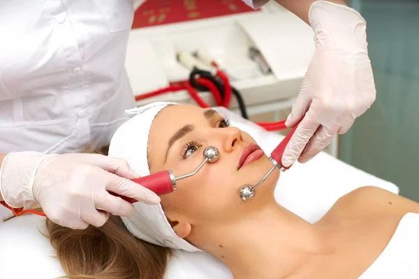 Kosmetologia sprzętu. zbliżenie zdjęcie piękny młody kobieta z zamknięty oczy otrzymywać rf podnoszenie procedura w a salon piękności — Zdjęcie stockowe