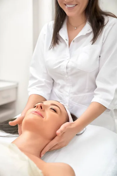Wellness, Resort, Schönheits- und Gesundheitskonzept - schöne Frau im Wellness-Salon bekommt Gesichtsbehandlung — Stockfoto