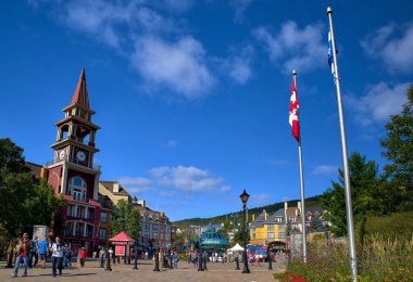 Mont-Tremblant, Quebec, Kanada, - 13 Eylül 2018: Mont-Tremblant kayak merkezi, ana girişte turistler, Avrupa manzaralı bir yıl boyunca kayak merkezi
