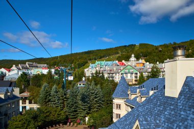 Mont Tremblant, Quebec, Kanada - 13 Eylül 2018: Füniküler, Quebec, Kanada 'dan Mont Tremblant kayak merkezinin görüntüsü