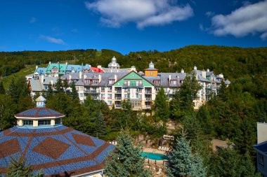 Mont Tremblant, Quebec, Kanada - 13 Eylül 2018: Füniküler, Quebec, Kanada 'dan Mont Tremblant kayak merkezinin görüntüsü