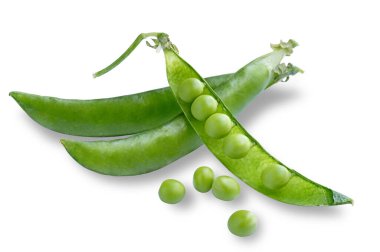 Beyaz arka planda izole edilmiş sağlıklı taze bezelyeler ve kabuklar..