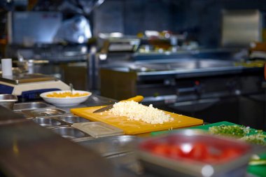 Taze kırmızı sebzeler, bulanık aşçı yemek pişirme, el yapımı bıçak hazırlama, sebze hazırlama..