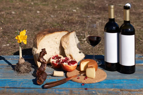 户外品酒 酒杯和酒瓶 在干草堆上放有模仿 面包和西红柿点心的空白礼仪 酿酒师概念 葡萄酒生产 — 图库照片