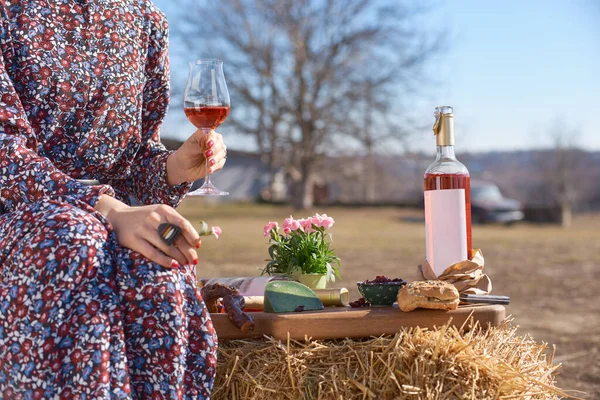 Draußen Tisch Mit Teller Mit Vorspeisen Und Flasche Mit Leeren — Stockfoto