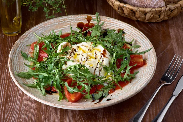 Ensalada Burata Italiana Primer Plano Con Pesto Rúcula Tomates Cherry — Foto de Stock