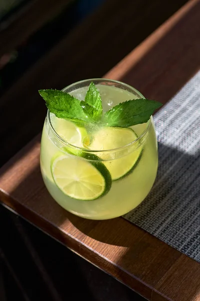 Cocktail di limonata o mojito con limone e menta, bevanda rinfrescante fredda o bevanda con ghiaccio — Foto Stock