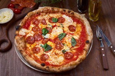 Baharatlı salam ya da acı biberli pizza eski ahşap tezgahta, High Angle View 'da kırsal bir mutfakta hazırlanıyor.