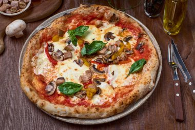 Pizza hindi göğsü, mantar ve mozzarella, siyah beton arka planda füme papilyon peyniri. Geleneksel Brezilya Pizzası