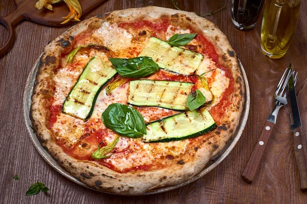 High Angle View Italiaanse Vegan Pizza Courgette Donker Een Houten — Stockfoto