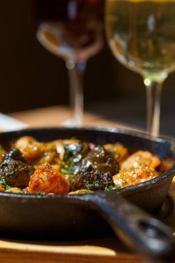 Ev yapımı lahana ruloları et ve pirinçle doldurulmuş dökme demir bir tavada, seçici bir odaklanma..