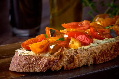 Tuzlu somonlu ekmek tostu, pesto sosu ve krem peynirli ricotta. Atıştırmalık gurme. seçici odaklanma, kapat.