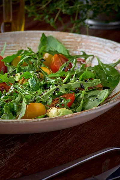 Ensalada Vegetal Orgánica Hecha Hojas Verdes Tomate Aguacate Sazonado Con — Foto de Stock