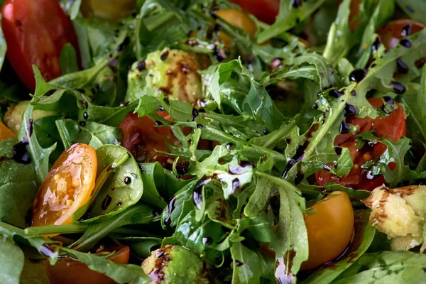 Nahaufnahme Von Bio Gemüsesalat Mit Grünen Blättern Und Tomaten Und — Stockfoto