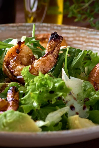 Close Fresh Salad Bowl Shrimp Avocado Arugula Wooden Background Close — Stock Photo, Image