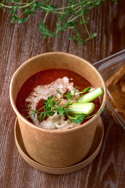 Bir karton kutunun üzerinde domates çorbası..