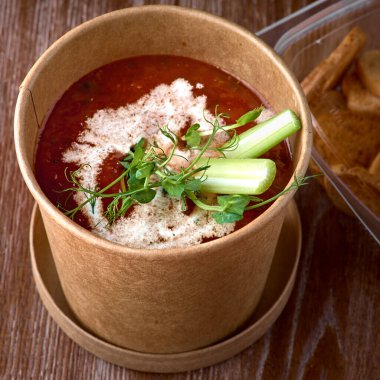 Karton bir kutuda domates çorbası. 1: 1