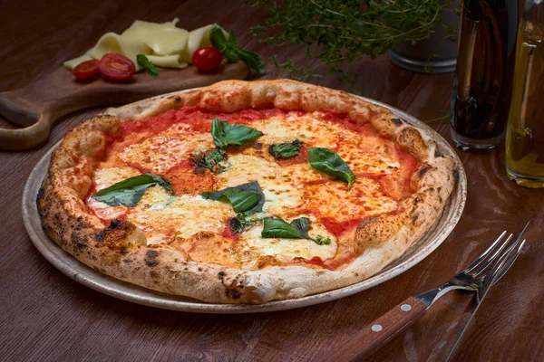 High Angle View Van Vers Gebakken Margherita Pizza Belegd Met — Stockfoto