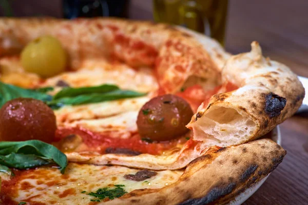 Pizza Napoli Klassieke Italiaanse Pizza Close Twee Stukken Pizza Gescheiden — Stockfoto