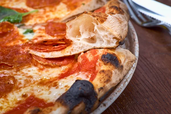 Pittige Salami Pepperoni Pizza Close Twee Stukken Pizza Gescheiden Waaruit — Stockfoto