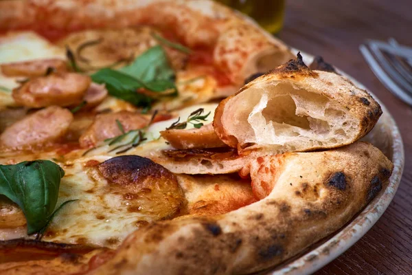 Pizza Met Topping Varkensworst Italiaanse Worst Pepperoni Ham Spek Mozzarella — Stockfoto