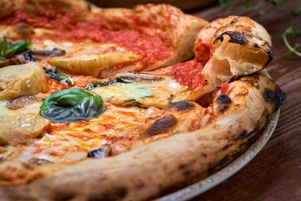 Pizza Met Artisjokken Parmigiano Kaasvlokken Close Twee Stukken Pizza Gescheiden — Stockfoto