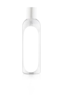 Plastik şişe beyaz tozla, etiketsiz beyaz arkaplanda izole.