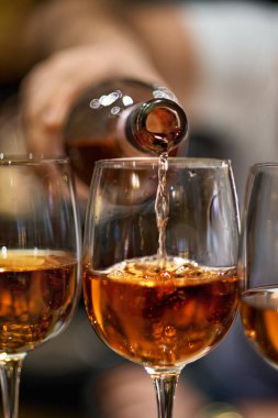 Restoranda Bardağa Kırmızı Şarabı Doldurmanın Kapanışı.