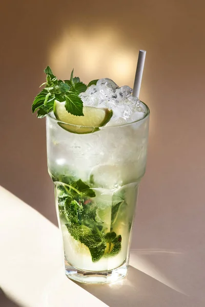 Rum Mojito Cocktail Med Mynta Blad Papper Bakgrund Selektivt Fokus — Stockfoto
